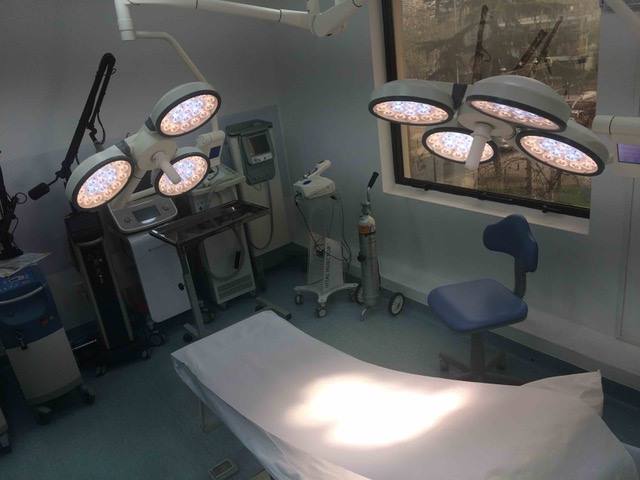 Two LEDD740/740 surgical light heads mounted side by side over a new operating table in a Chilean clinic surgical suite