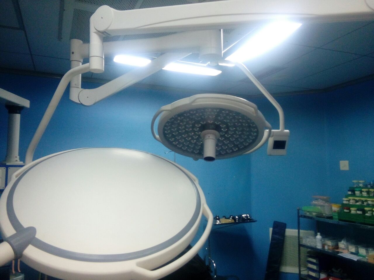 LEDD700 ceiling-mounted surgical light installed in a Peruvian hospital operating room