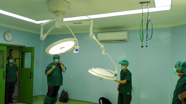 Routine LED surgical light maintenance performed on LEDD700/500 in Indonesian hospital LEDD700 500 LED surgical light maintenance Indonesian hospital operating theatre