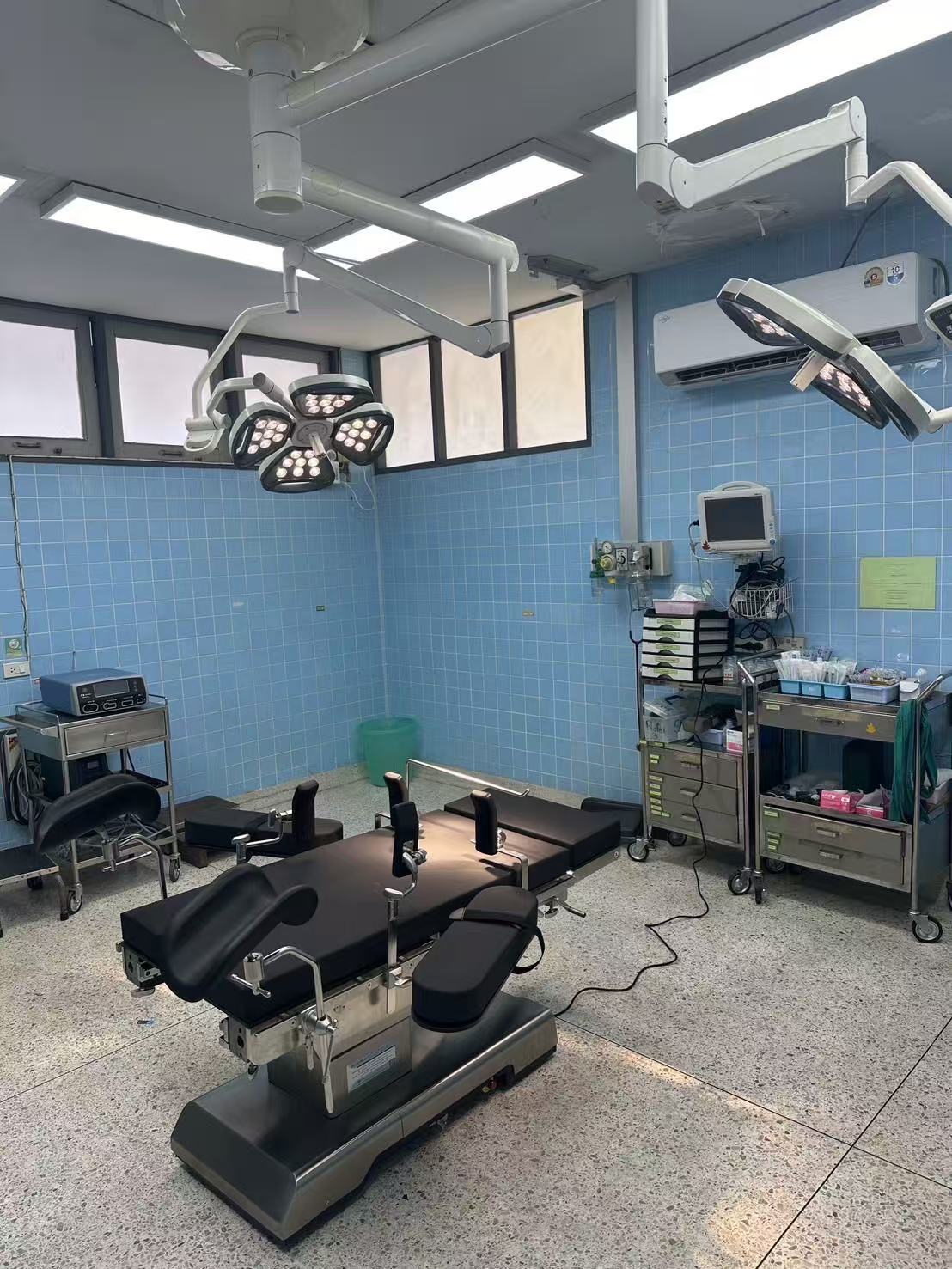 Close-up view of the TDY-Y-2 electro-hydraulic operating table showing the modular back plate, kidney bridge and foot-end articulation in Saraphi Hospital's operating room