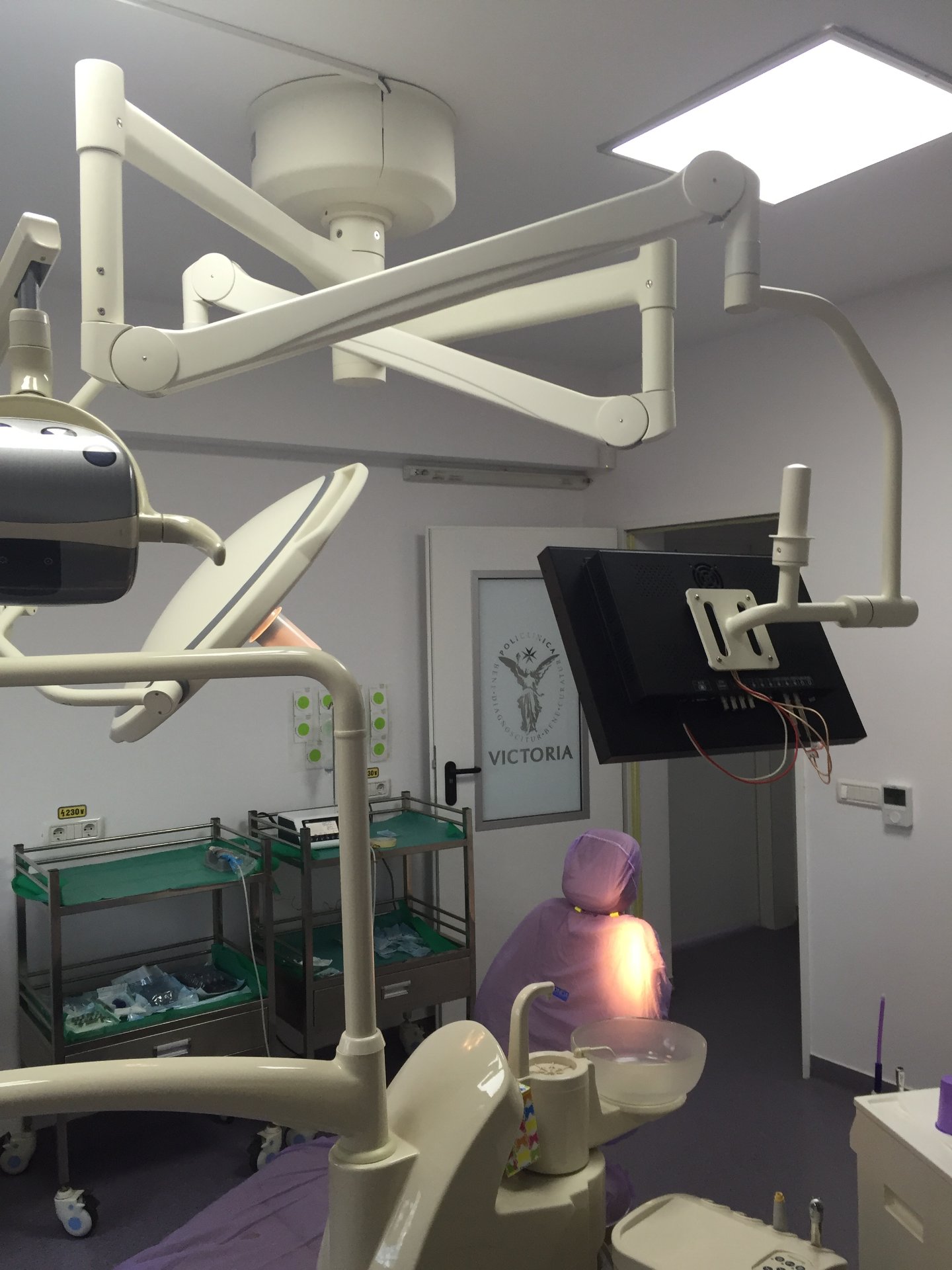 LEDD700/500 Ceiling-Mounted Surgical Light Installation LEDD700/500 LED surgical light ceiling-mounted installation in Romanian dental clinic operating room