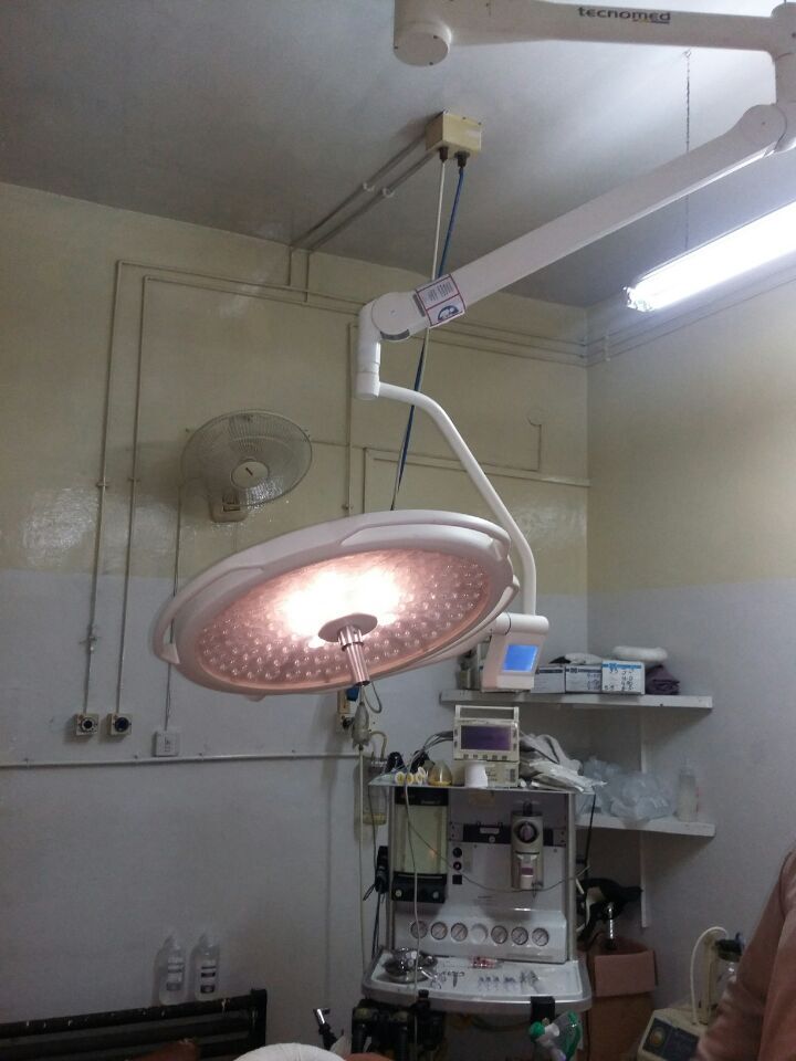 LEDD700/500 ceiling operating light dome installed in Pakistani military hospital operating theater, providing shadowless deep-cavity surgical illumination