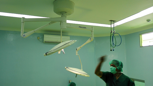 Biomedical team inspecting LEDD700/500 LED surgical light after maintenance Double-head LED operating light inspection after hospital maintenance service