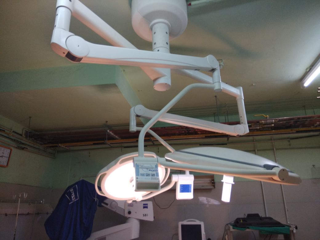 Ceiling-mounted dual-dome LED surgical light system with 700 mm main dome and 500 mm auxiliary dome in a Colombian hospital operating theater