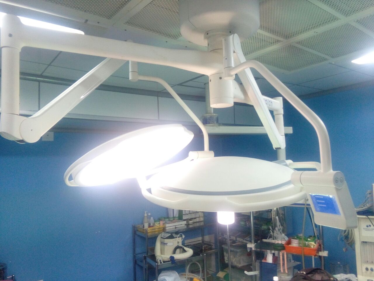 Side view of LEDD700/500 ceiling-mounted surgical lights with HD camera in Peruvian OR
