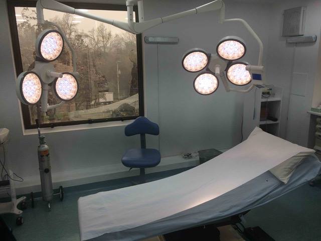 LEDD740/740 dual-head ceiling surgical light installed in a Chilean clinic operating theater, providing shadowless illumination at startup