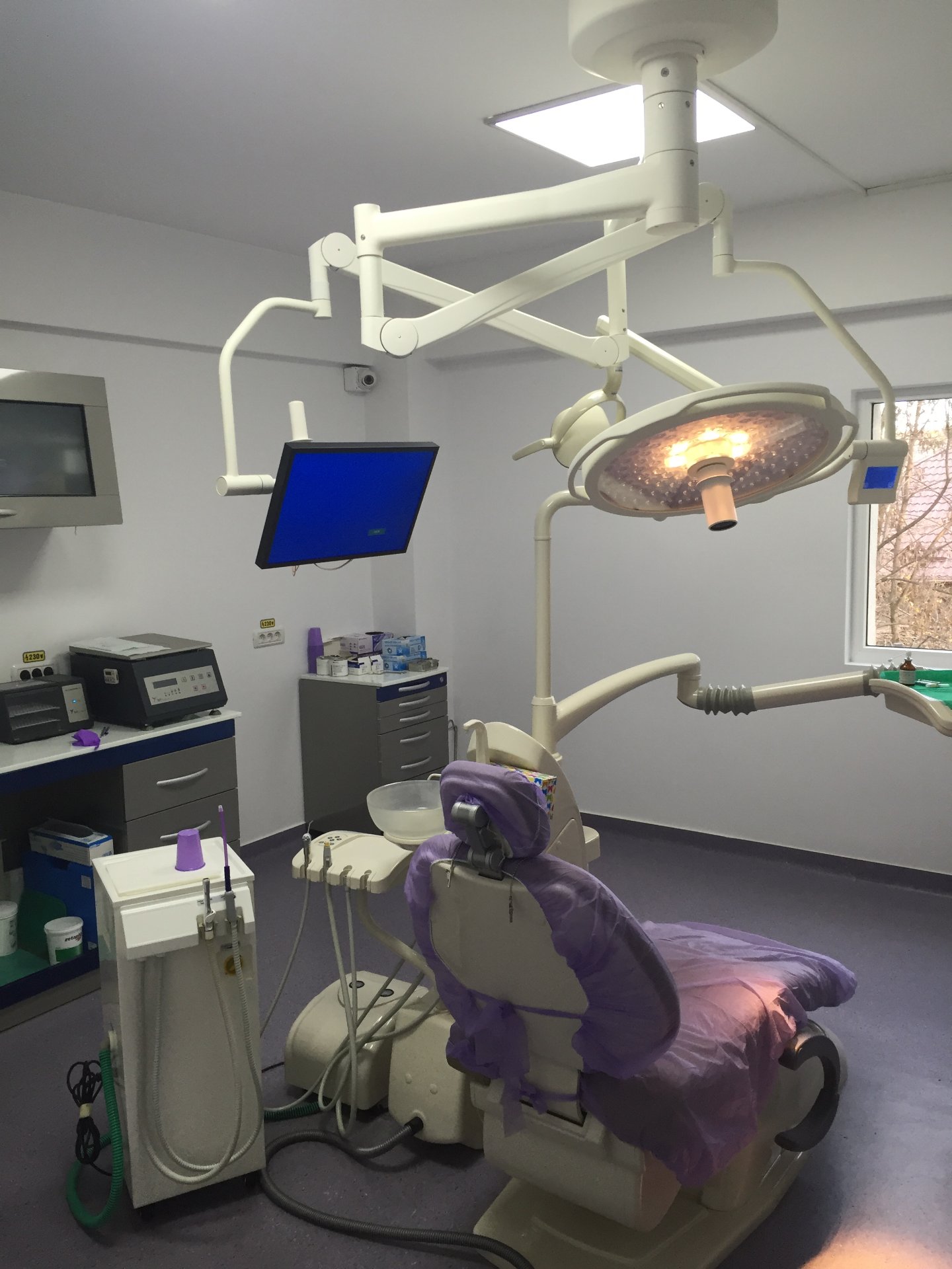 Romanian Dental Surgery Room with LEDD700/500 Light and Monitor Romanian dental clinic surgery room with LEDD700/500 LED surgical light, monitor display and dental chair