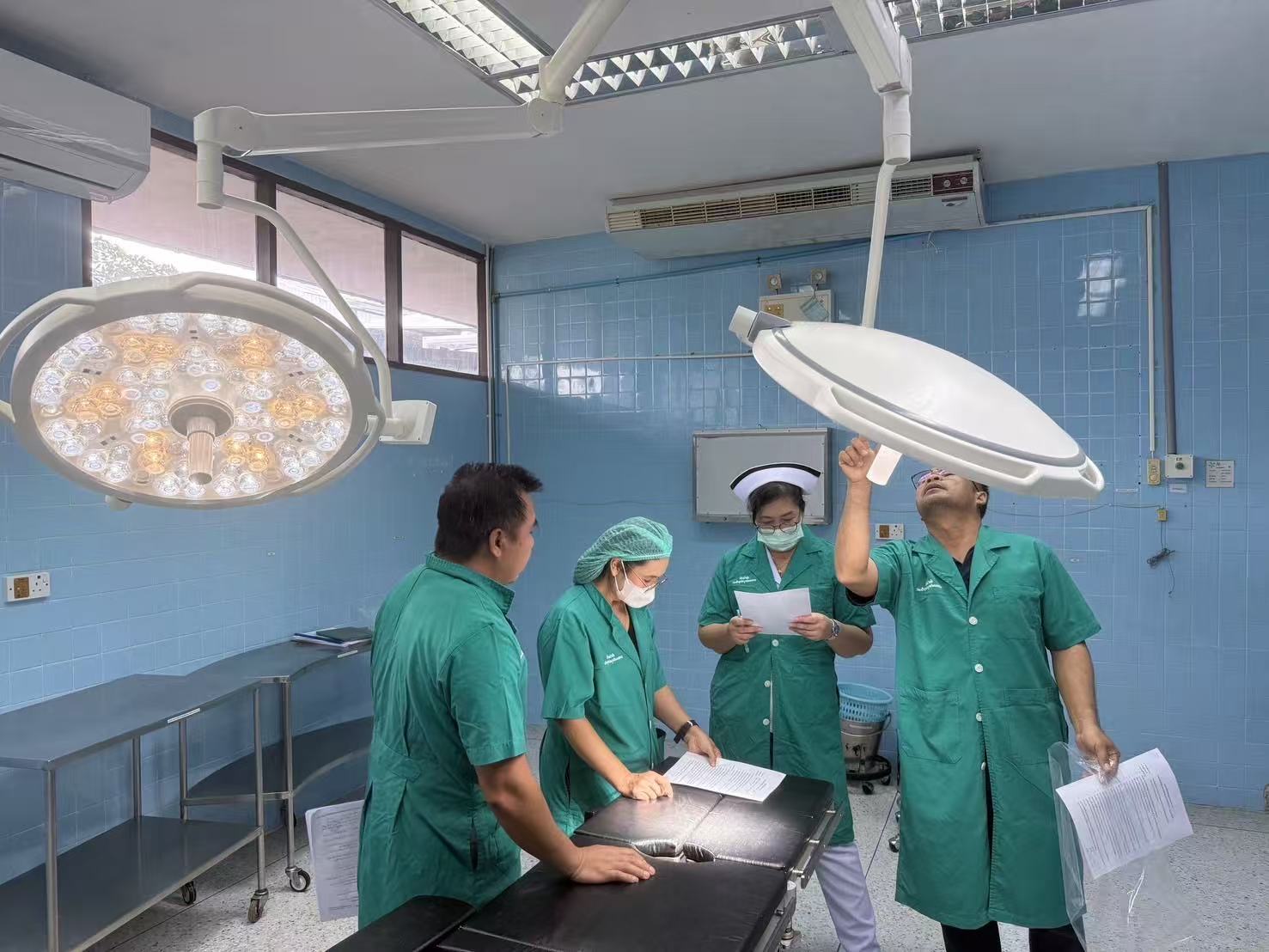 Operating room at Chao Khun Phaiboon Hospital with PROLED H8D surgical light in use
