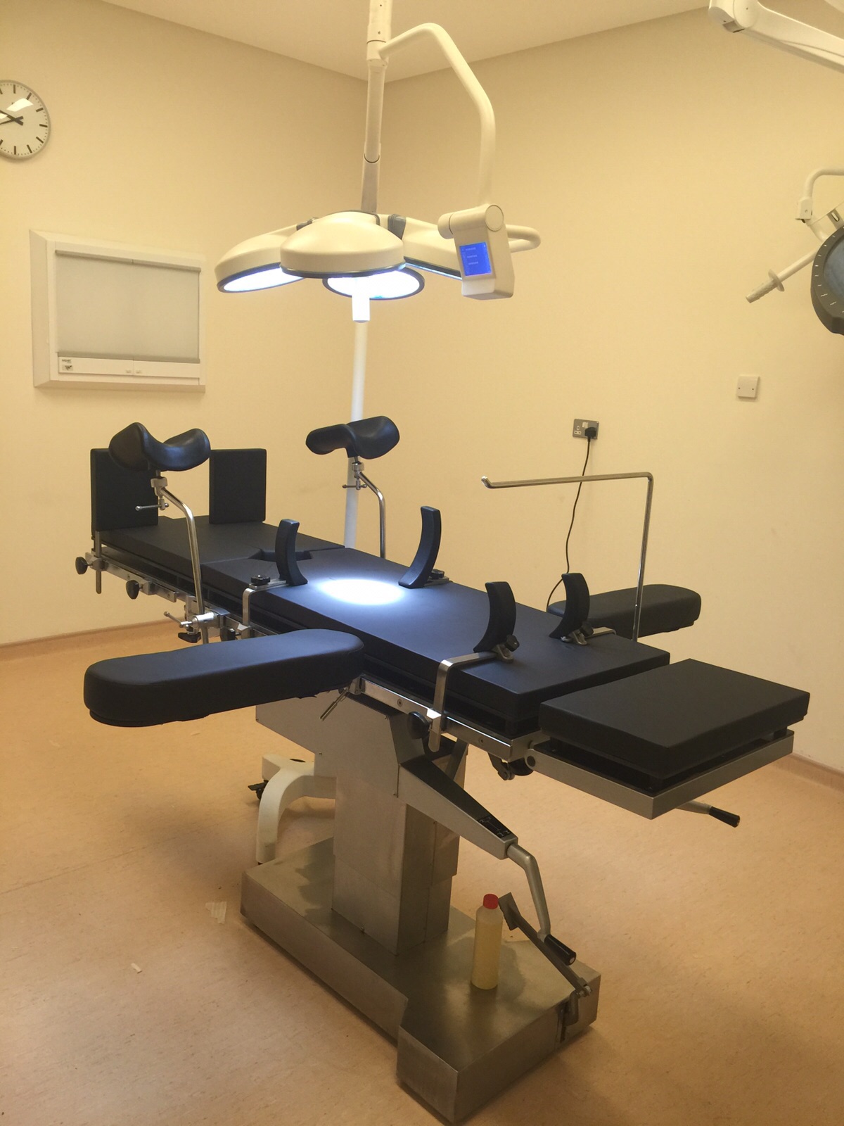 LEDL740 mobile surgical light delivering shadow-free LED illumination on the TDY-1 operating table during clinical use in Lebanon
