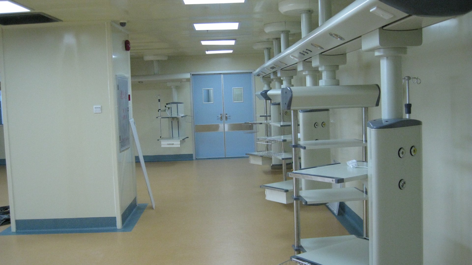 Close-up of the QF-JX-300 ICU Bridge dry and wet zones with medical gas outlets, electrical sockets and nurse-call connections at Gaozhou People's Hospital