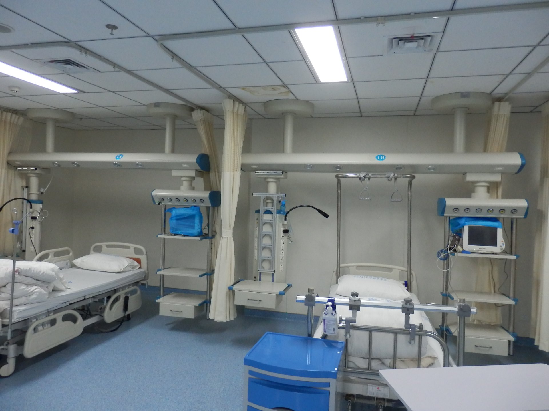 Multi-bed ICU ward at Lu'an People's Hospital equipped with the QF-JX-300 ceiling service bridge delivering oxygen, suction, power and network above each bed