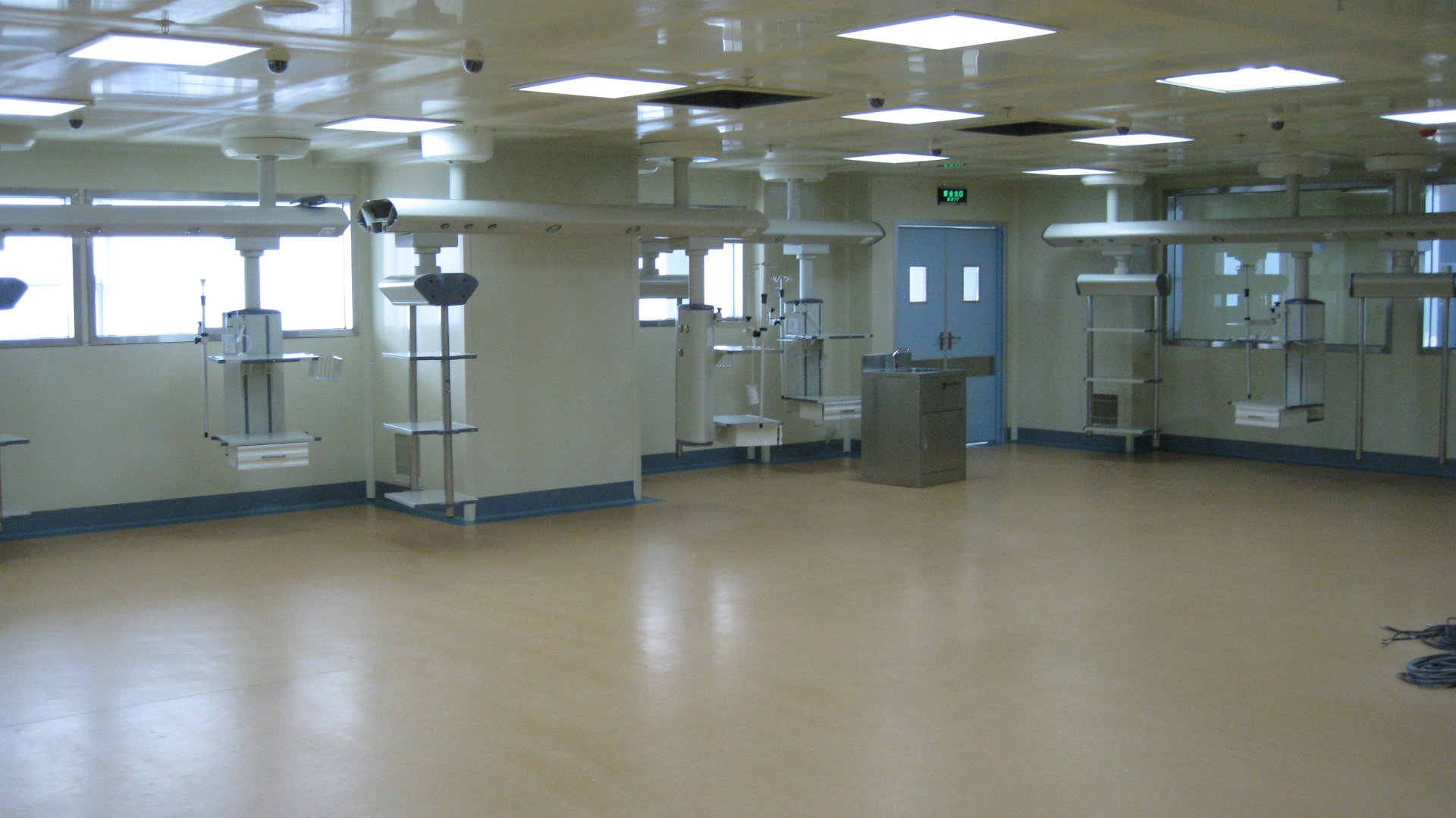 Interior view of the new ICU ward at Gaozhou People's Hospital with the ZD-100 ICU multi-functional pendant column installed at each bed position