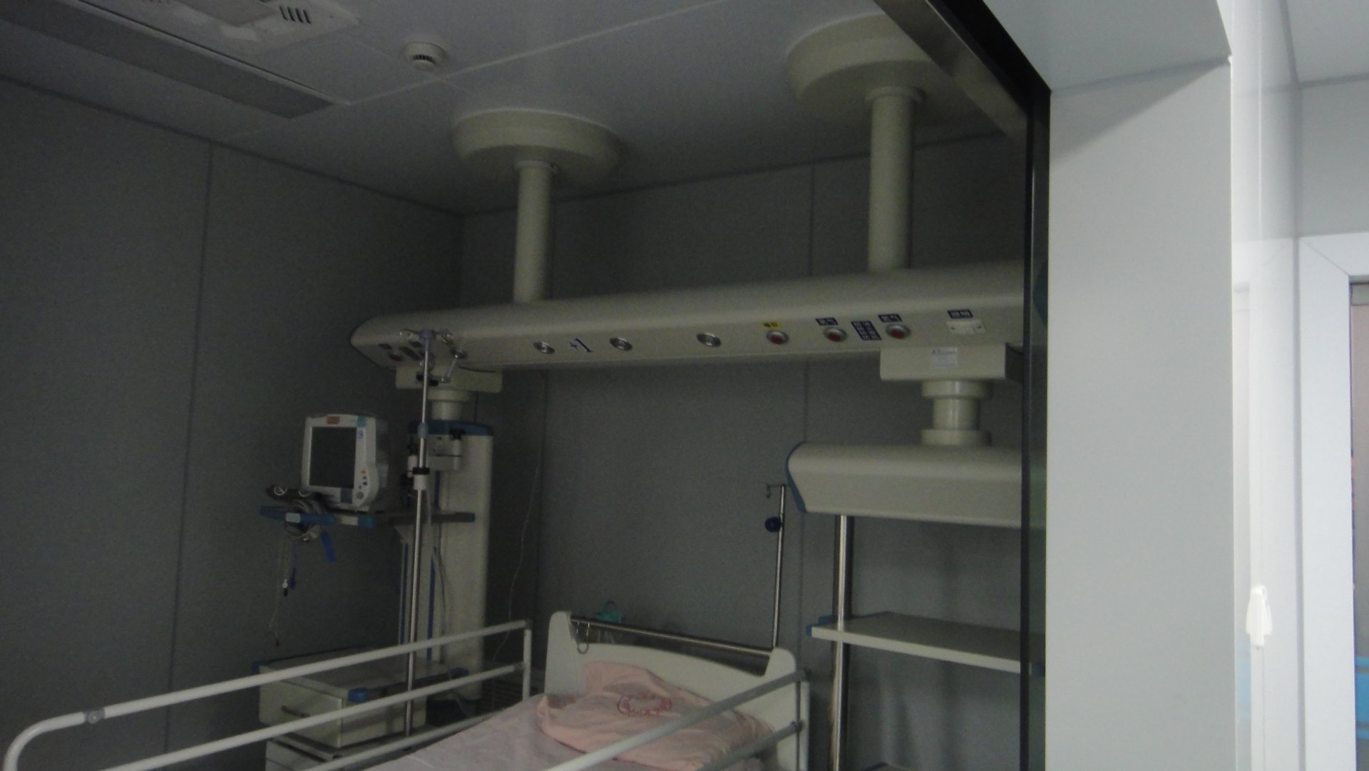 Wide View of ICU Room with the New QF-JX-300 ICU Bridge Wide view of an ICU patient room at Shanghai Jing'an District Central Hospital showing the newly installed QF-JX-300 ICU bridge running the full length above the bed with medical gas terminals, power sockets and equipment shelves