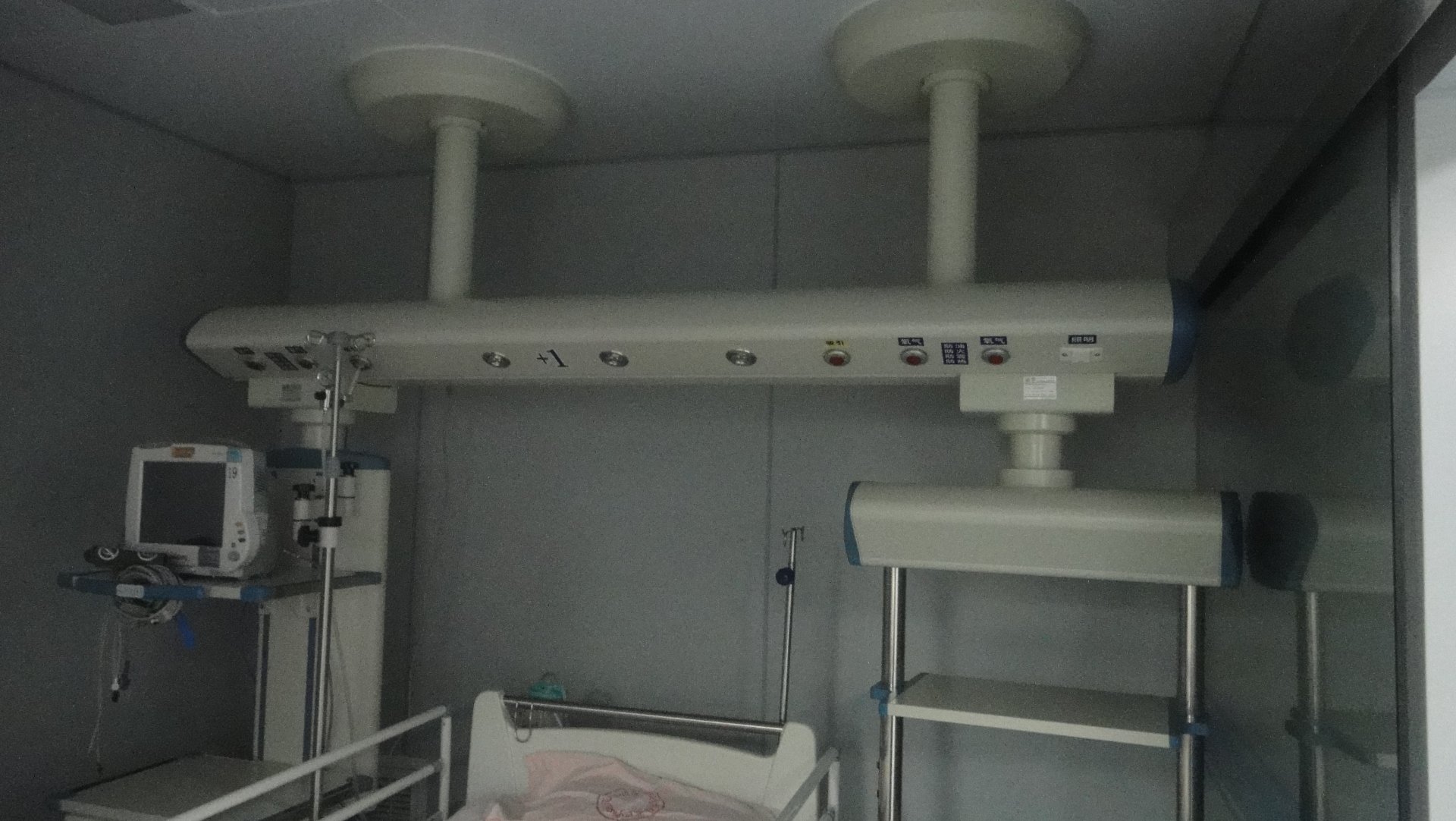 Isolated Single-Patient ICU Room with the New Ceiling-Mounted ICU Bridge Isolated single-patient ICU room at Shanghai Jing'an District Central Hospital with the ceiling-mounted ICU bridge installed above the bed and a patient monitor mounted on the bridge platform