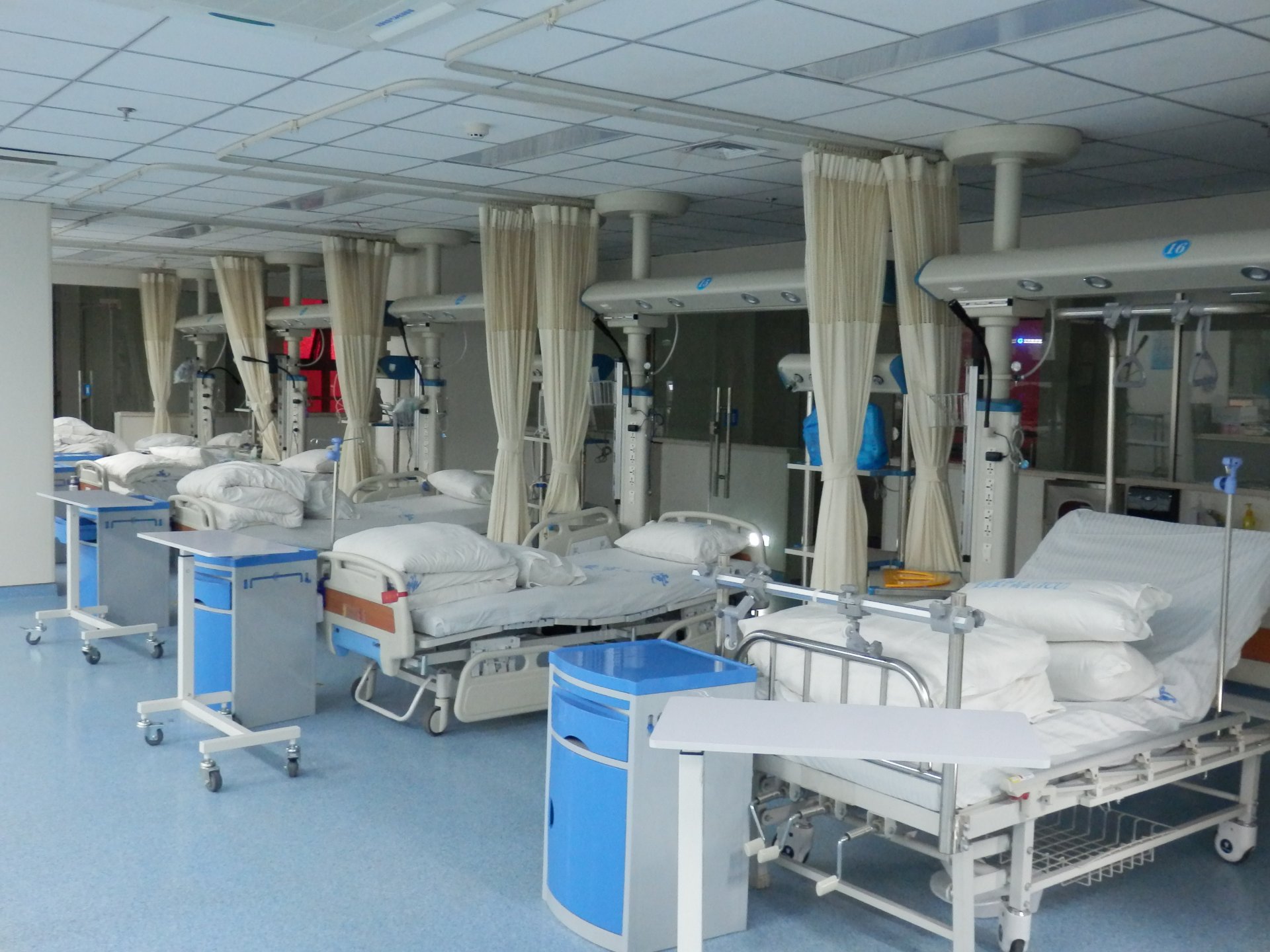 Panoramic view of the ICU ward at Lu'an People's Hospital with the QF-JX-300 ICU bridge system installed over multiple beds, supporting critical-care workflow