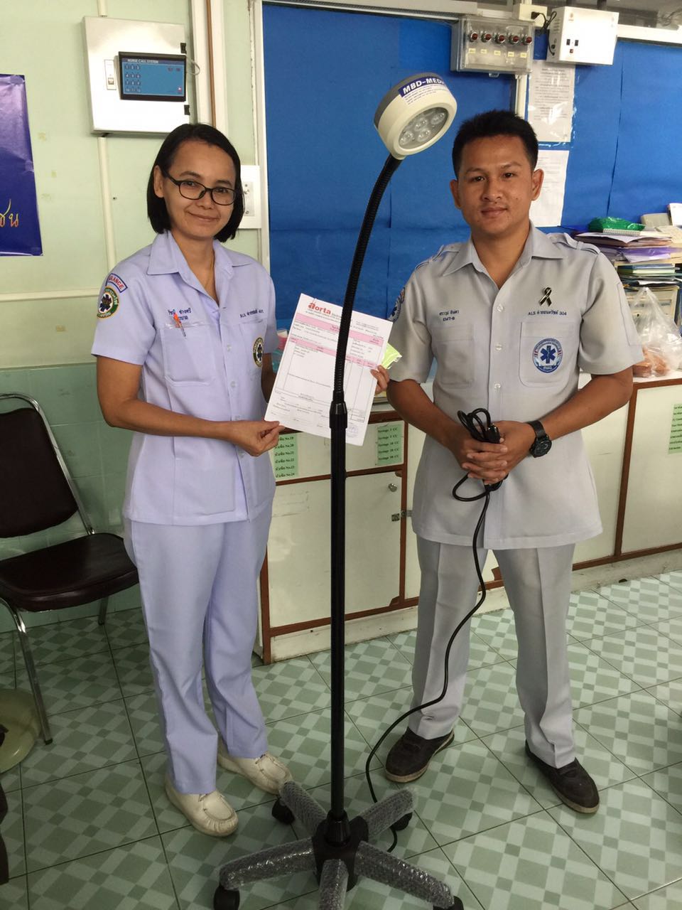 Mobile LED L260 examination light handed over to Sakon Nakhon Hospital emergency department staff with product documents