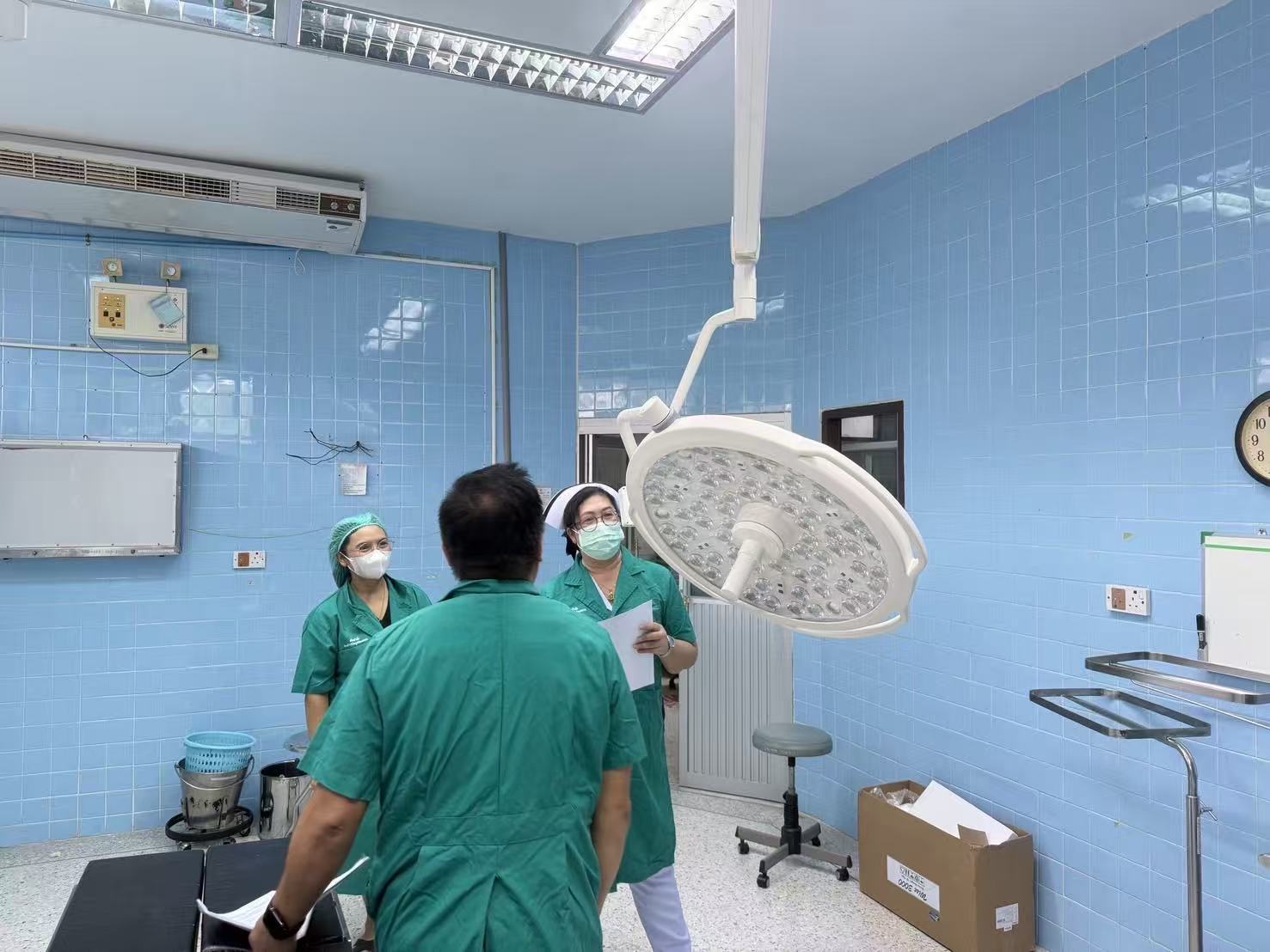Surgical team using PROLED H8D operating light at Chao Khun Phaiboon Hospital