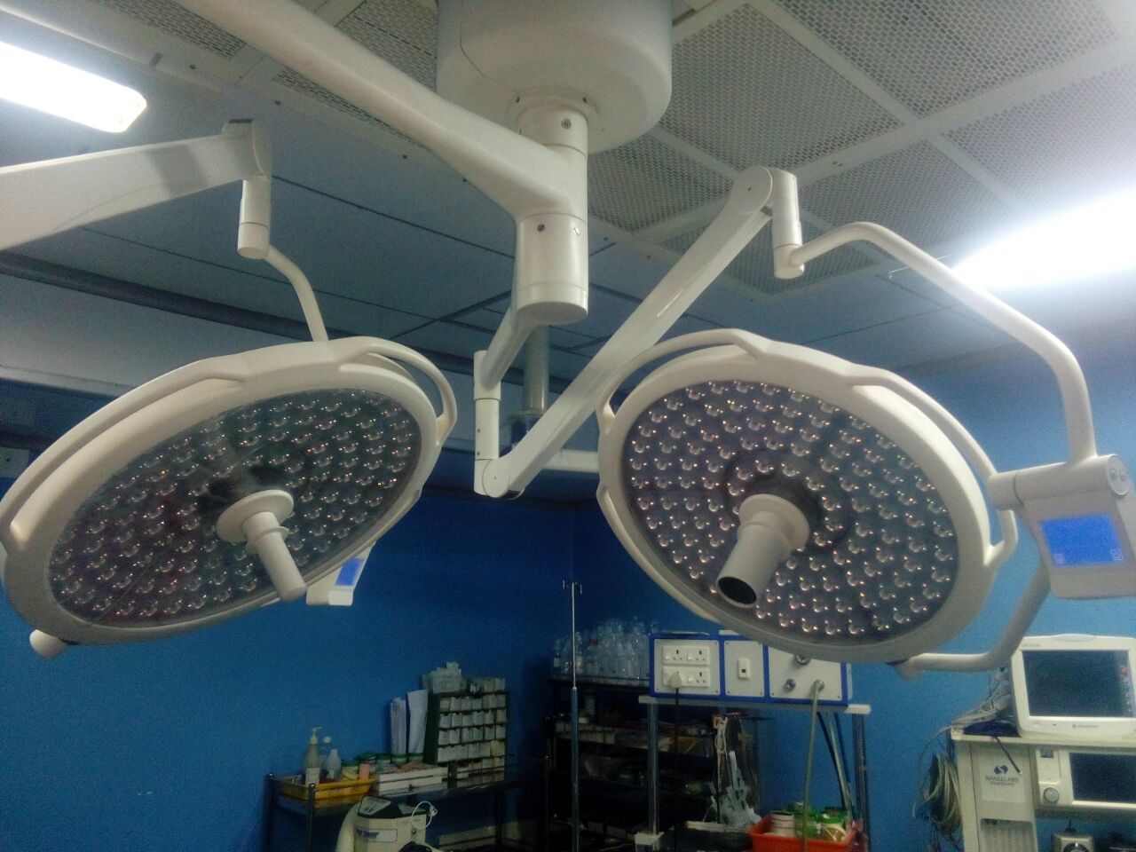 Dual LEDD500 LED surgical lights installed in a Peruvian hospital operating theater