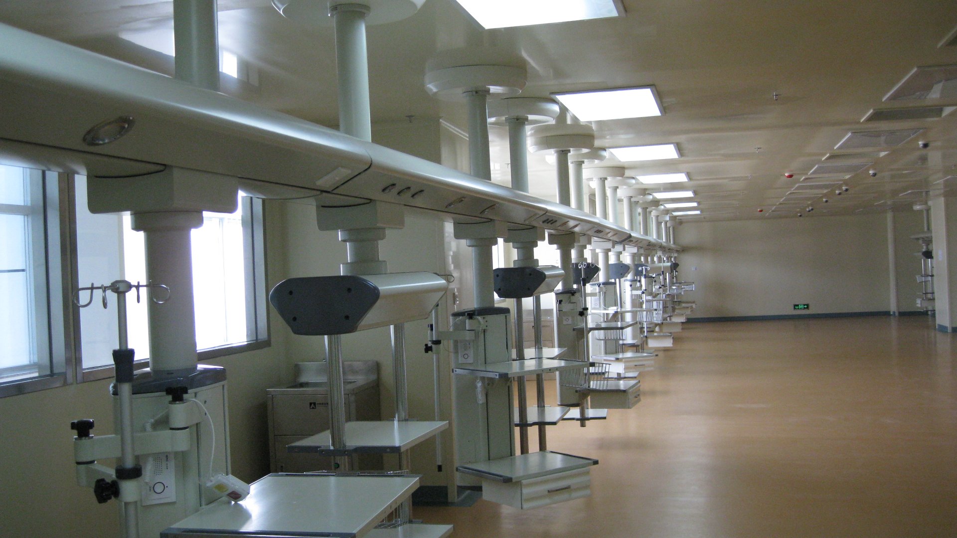 Newly installed QF-JX-300 ICU Bridge in an ICU patient room at Gaozhou People's Hospital, delivering medical gases, power and data from above the patient bed
