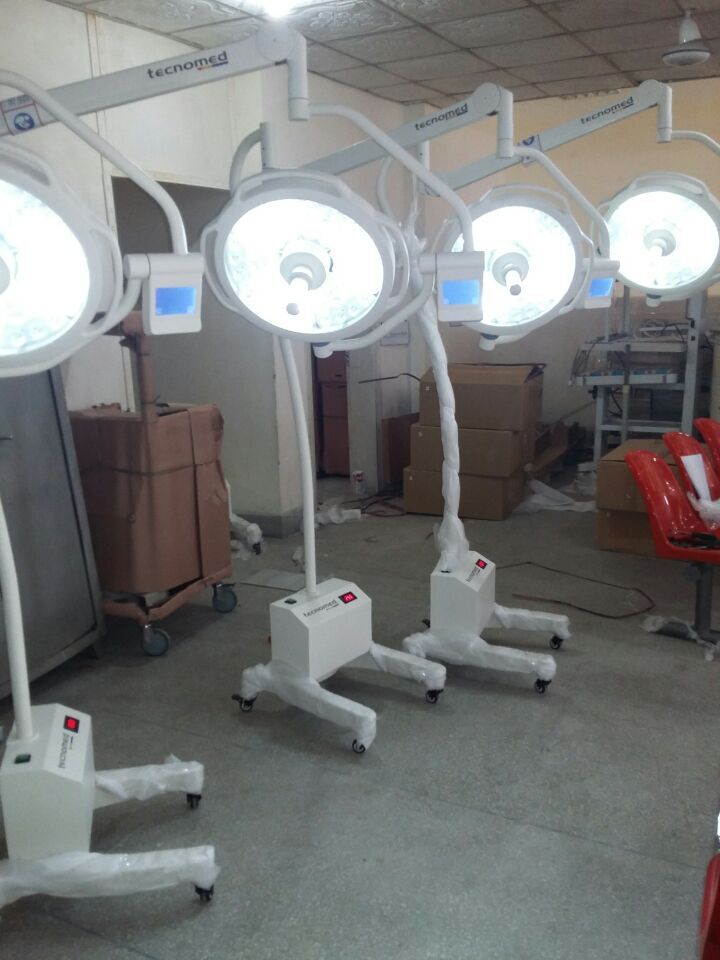 LEDL500S mobile surgical lights lined up before deployment, providing flexible cold-light illumination for emergency departments and minor procedure rooms