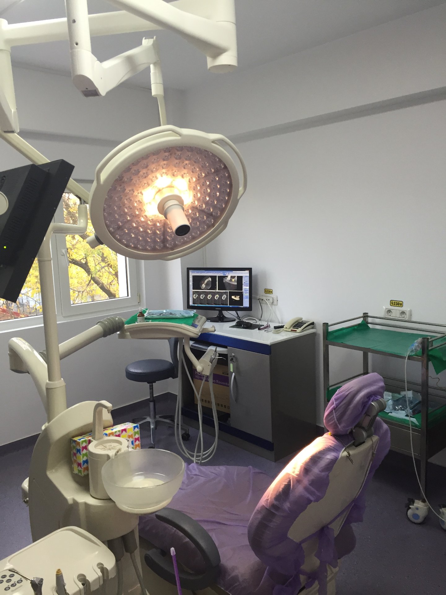 LEDD700/500 Surgical Light in Dental Operatory with Instruments LEDD700/500 LED surgical light close-up in Romanian dental operatory with dental instruments, monitor display and chair