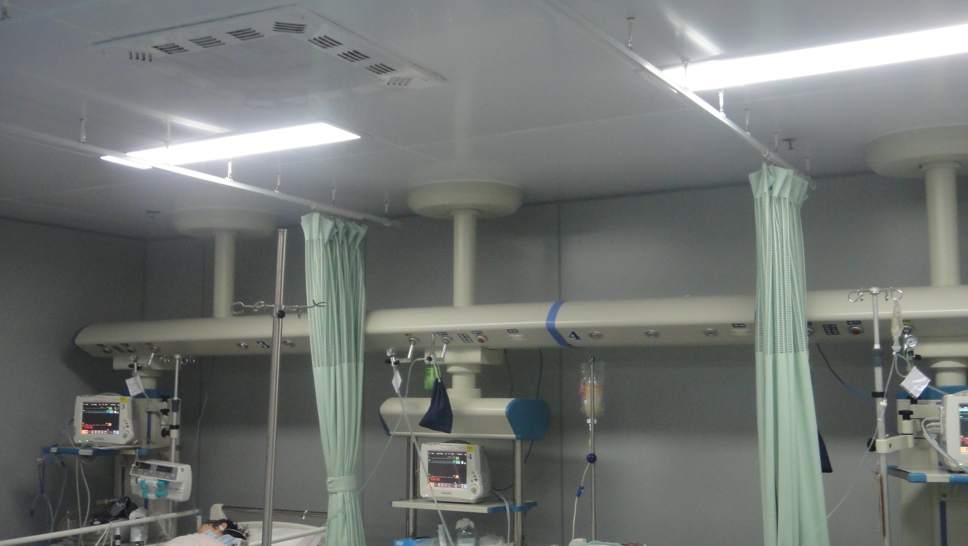 Single ICU Patient Room with Patient Monitor Mounted on the New ICU Bridge Single ICU patient room with patient monitor mounted on the new ICU bridge overhead service platform at Shanghai Jing'an District Central Hospital