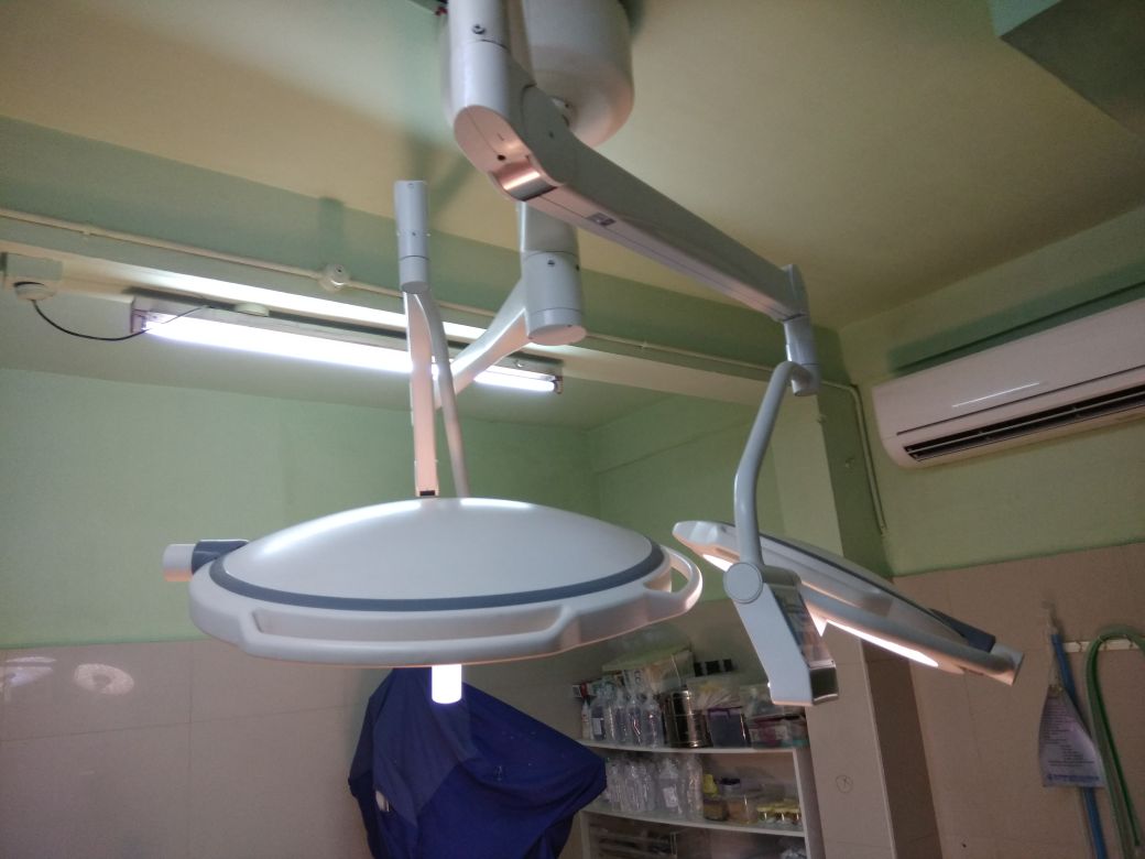 Dual-dome LED surgical light installed in a Colombian hospital operating room featuring 700 mm main dome and 500 mm auxiliary dome