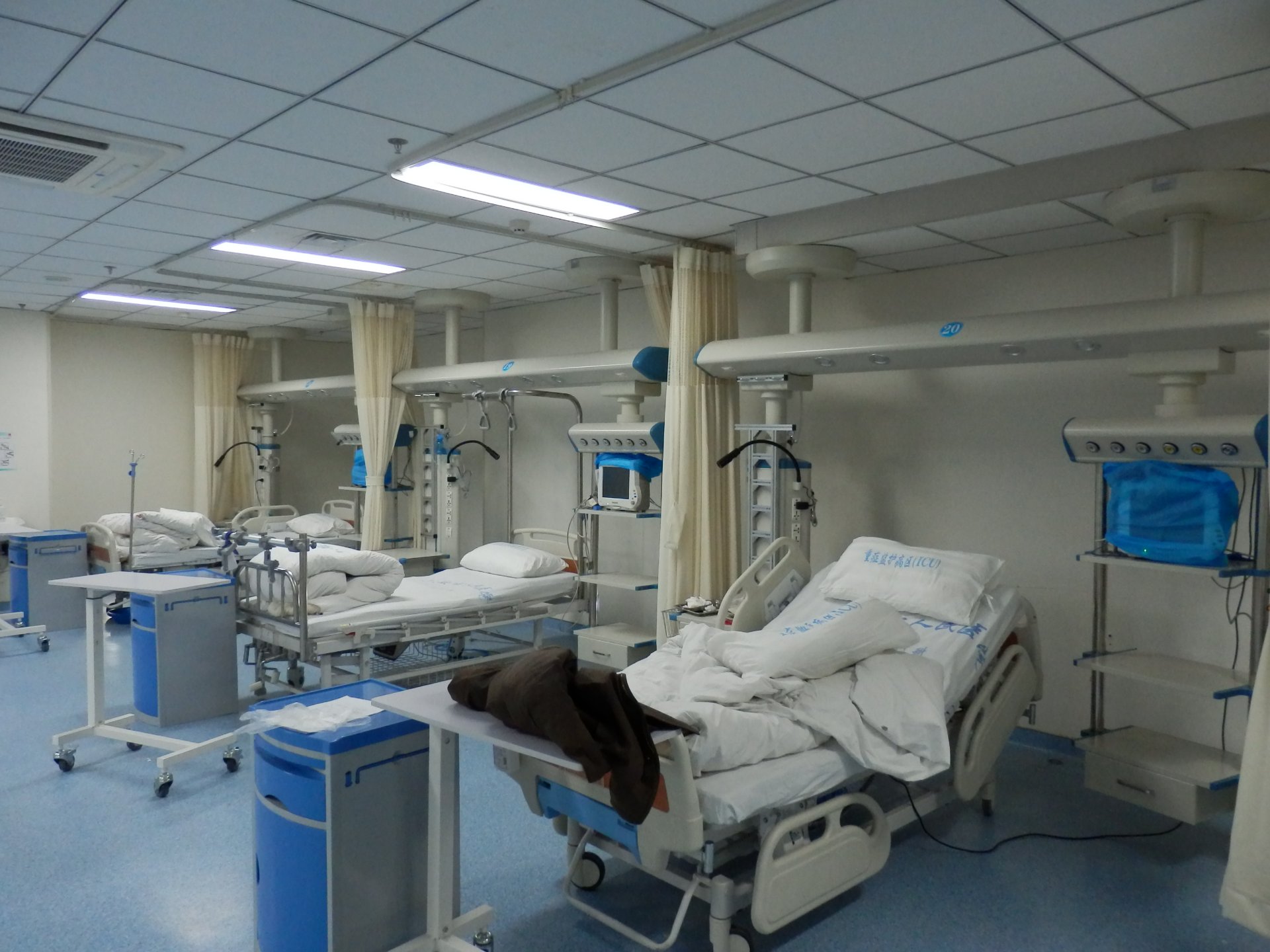 Wide view of the intensive care unit at Lu'an People's Hospital after ICU bridge deployment, with overhead service bridges, patient monitors and bedside equipment