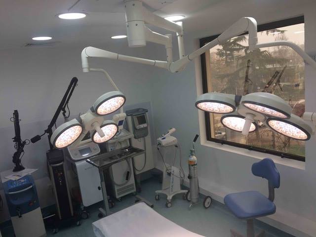 LEDD740/740 surgical light illuminated during acceptance inspection at a Chilean clinic, demonstrating strong, even shadowless beam on the surgical table