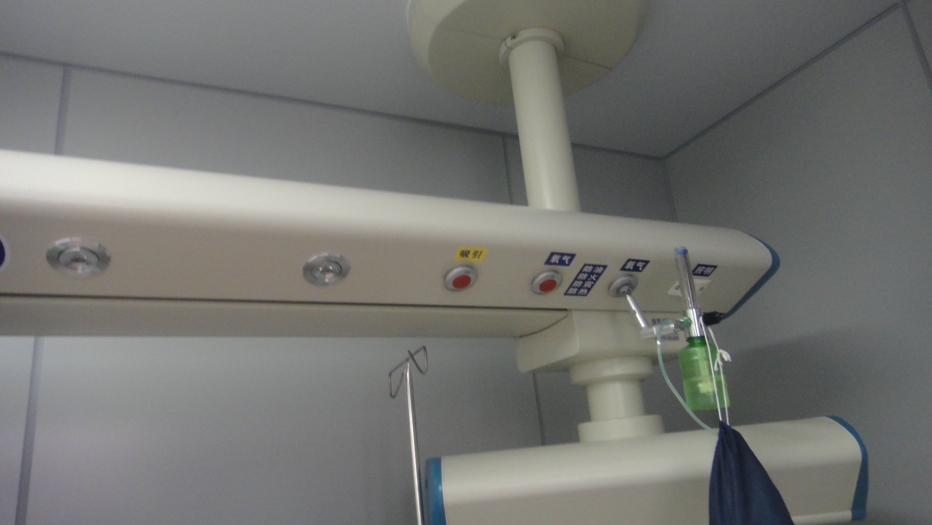 Ceiling-Mounted ICU Bridge Showing Integrated Gas Outlets and Power Sockets Ceiling-mounted ICU bridge showing the medical gas outlets and electrical sockets angled toward the patient bed at Shanghai Jing'an District Central Hospital