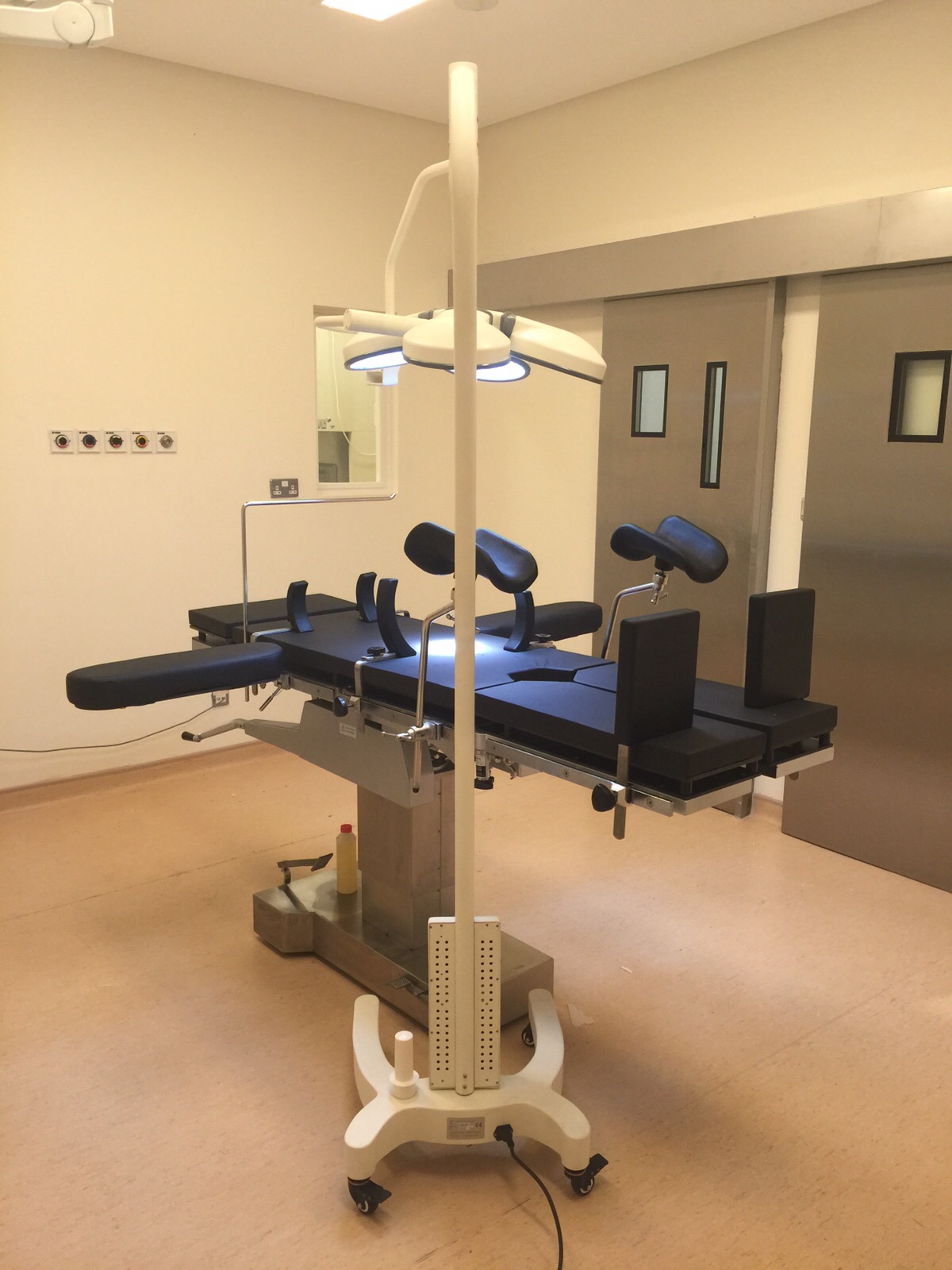 TDY-1 operating table installed alongside LEDL740 mobile surgical light in a Lebanese hospital operating room - wide view