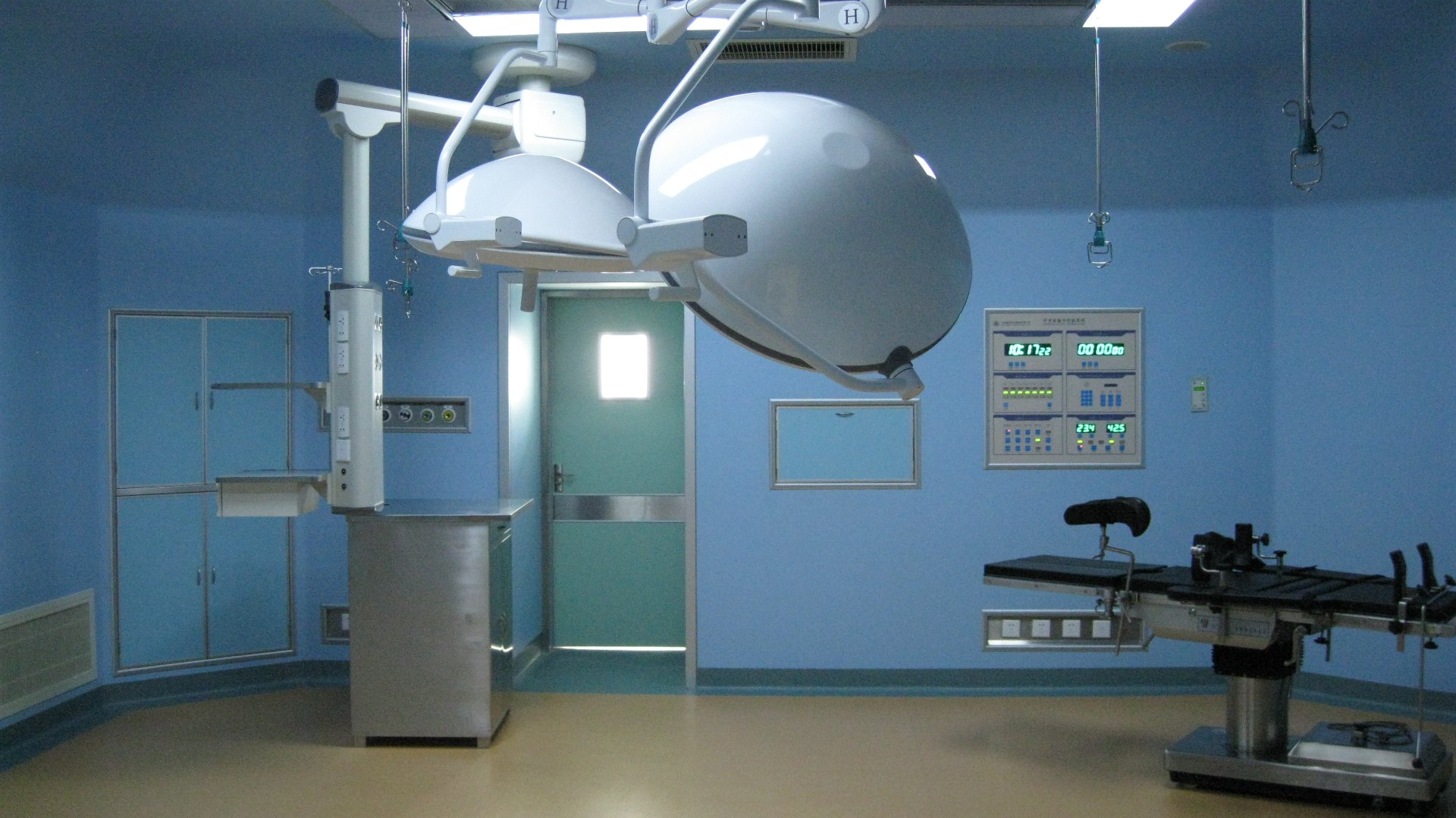 Newly equipped operating room at Gaozhou People's Hospital featuring the medical pendant and operating room equipment installation
